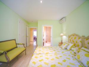 Postel nebo postele na pokoji v ubytování Villa Villa Can Mandol by Interhome