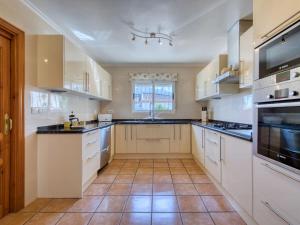 A kitchen or kitchenette at Villa Villa Meena by Interhome