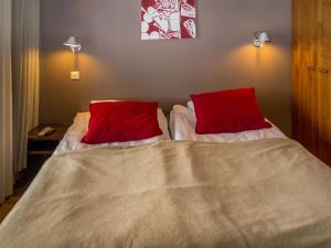 Un pat sau paturi într-o cameră la Holiday Home Tahko spa junior suite orange b2 by Interhome