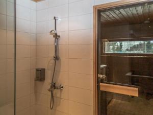 ein Badezimmer mit Dusche mit Glastür in der Unterkunft Holiday Home Tahko spa junior suite orange b2 by Interhome in Tahkovuori + 7 Fotos