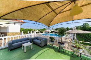 Bazén v ubytovaní Hotel Torre De Los Guzmanes alebo v jeho blízkosti