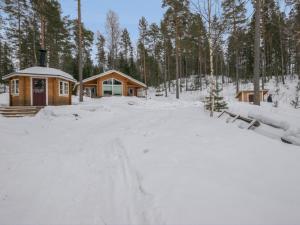 JäniskyläにあるHoliday Home Ritalahti by Interhomeの雪の森の小屋