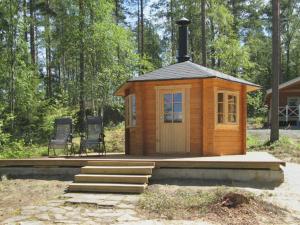 Cabaña de madera pequeña con porche y 2 sillas en Holiday Home Ritalahti by Interhome, en Jäniskylä 20 fotos más