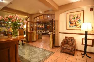 A seating area at Hotel Prisma Cusco