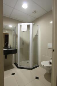uma casa de banho com um chuveiro e um WC. em Regal Inn Ballito em Ballito