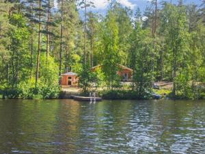uma cabana na margem de um lago em Holiday Home Ritalahti by Interhome em Jäniskylä