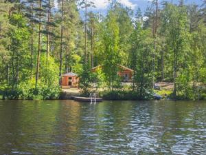una cabaña en la orilla de un lago en Holiday Home Ritalahti by Interhome, en Jäniskylä