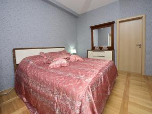 twee roze varkens op een bed in een slaapkamer bij Apartment Ojdana by Interhome in Zaton