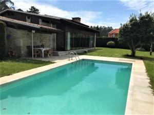 una piscina frente a una casa en casa da pedra, en Tomiño