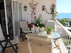 eine Terrasse mit einem Tisch und Stühlen auf dem Balkon in der Unterkunft Apartment Eurosol-2 by Interhome in Torremolinos