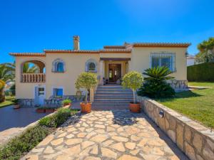 A garden outside Villa Villa Meena by Interhome