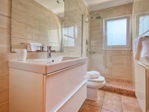 A bathroom at Villa Villa Meena by Interhome