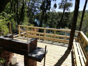 Un balcón o terraza de Wonderful rustic cottage with native logs, with river Trancura