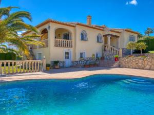 The swimming pool at or close to Villa Villa Meena by Interhome