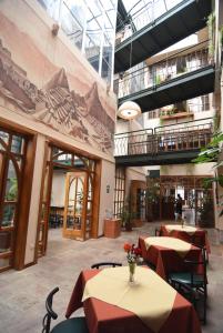 A restaurant or other place to eat at Hotel Prisma Cusco