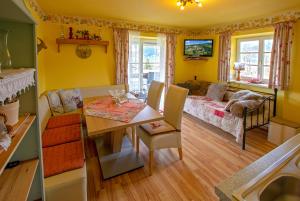 TV a/nebo společenská místnost v ubytování Romantik Aparthotel Sonnleitn