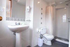 A bathroom at Hotel Prisma Cusco