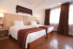 A bed or beds in a room at Hotel Prisma Cusco