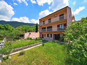 Nespecifikovaný výhled na hory nebo výhled na hory při pohledu z apartmánu