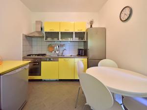 Η κουζίνα ή μικρή κουζίνα στο Apartment Adriana-1 by Interhome