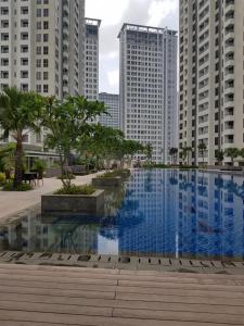 Hồ bơi trong/gần M-Town Signature Gading Serpong by J`s Luxury Apartment