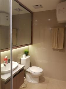 Phòng tắm tại M-Town Signature Gading Serpong by J`s Luxury Apartment