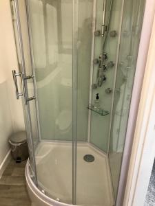una ducha con puerta de cristal en un baño en Severn Tudor House, en Shrewsbury 46 fotos más