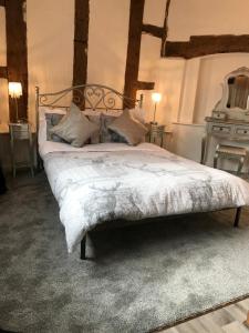 Ένα ή περισσότερα κρεβάτια σε δωμάτιο στο Severn Tudor House