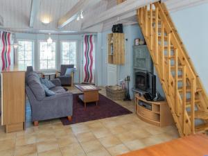 una sala de estar con una escalera que conduce a una sala de estar. en Holiday Home Nelikko a by Interhome en Ruka