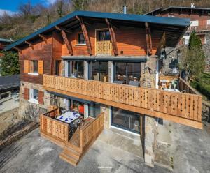 uma vista superior de uma casa com um deque em Chalet Hygge Saint Lary - ressourcez-vous dans les Pyrénées em Saint-Lary-Soulan