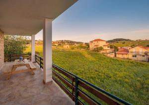 Villa windmill Near Shipwreck Beach by "elite" في Volímai: شرفة مع طاولة وإطلالة على ميدان