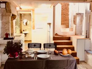 ein Tisch mit Tellern voller Essen darauf in einem Raum in der Unterkunft Enjoy the Old Town in a full renovated Duplex in A Coruña