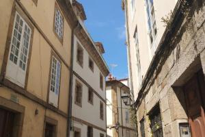 eine Gasse in einer alten Stadt mit Gebäuden in der Unterkunft Enjoy the Old Town in a full renovated Duplex in A Coruña