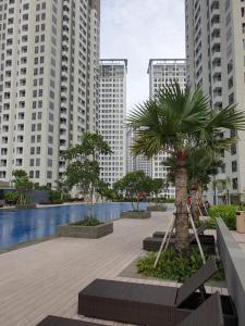 Piscina a M-Town Signature Gading Serpong by J`s Luxury Apartment o a prop
