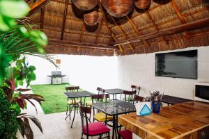 una sala con tavoli, sedie e TV a schermo piatto di Kinta Kan Hotel Boutique Cozumel a Cozumel