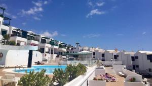 Utsikt mot bassenget på Apartment Portonovo Casa Martin - swimming pool - good Wifi - Old Town eller i nærheten