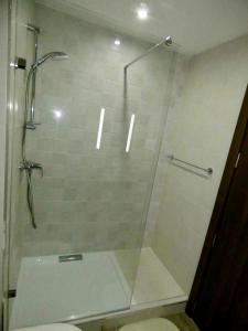 y baño con ducha y puerta de cristal. en Bugibba 1 Bedroom Apartment, en St Paul's Bay