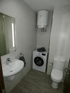 y baño con lavamanos y lavadora. en Bugibba 1 Bedroom Apartment, en St Paul's Bay
