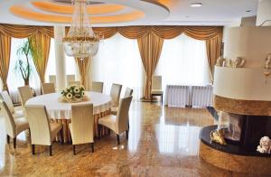a dining room with a table and chairs and a chandelier at Villa Mechelinka in Mechelinki