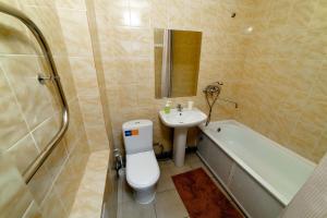 イジェフスクにあるOpenApart - Скандинавия #2のバスルーム(トイレ、洗面台、バスタブ付)