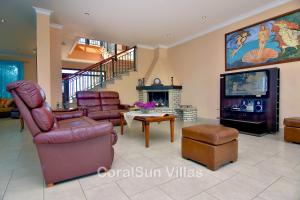 Μια τηλεόραση ή/και κέντρο ψυχαγωγίας στο Amazing Luxury Villa, Enormous Heated Pool Jacuzzi, Gym, Games Room In Paphos,