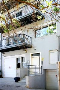 een wit gebouw met een trap en een balkon bij Apartment Elena in Athene