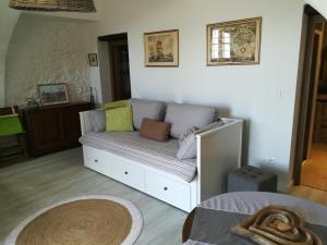 un divano bianco con cuscini in una stanza di Monaco's Cottage & Spa a Roquebrune-Cap-Martin