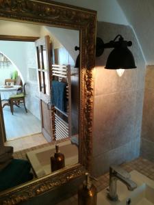 einen Spiegel über einem Waschbecken im Bad in der Unterkunft Monaco's Cottage & Spa in Roquebrune-Cap-Martin