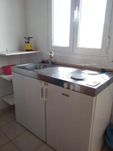- une cuisine avec un évier et un comptoir dans l'établissement Valta's Room 2, à Paleros