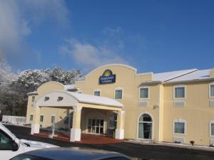 Gallery image of Days Inn & Suites by Wyndham Swainsboro in Swainsboro