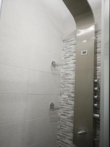 ein Bad mit einer Dusche und einer Glastür in der Unterkunft Th e White House in Palamartsa in Palamarca