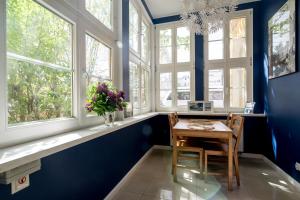 a dining room with blue walls and windows at Sopot Spot in Sopot