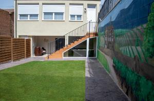 a mural on the side of a building at Alojamiento Turistico La Casa del tio Cesar in Cañas