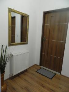 Habitación con puerta y espejo en la pared. en Pokój gościnny ROYAL, en Świeradów-Zdrój